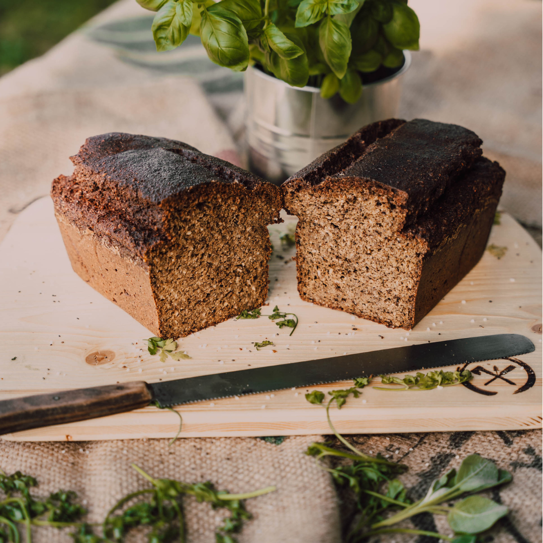 Hanfmilch-Walnusscreme-Brot
