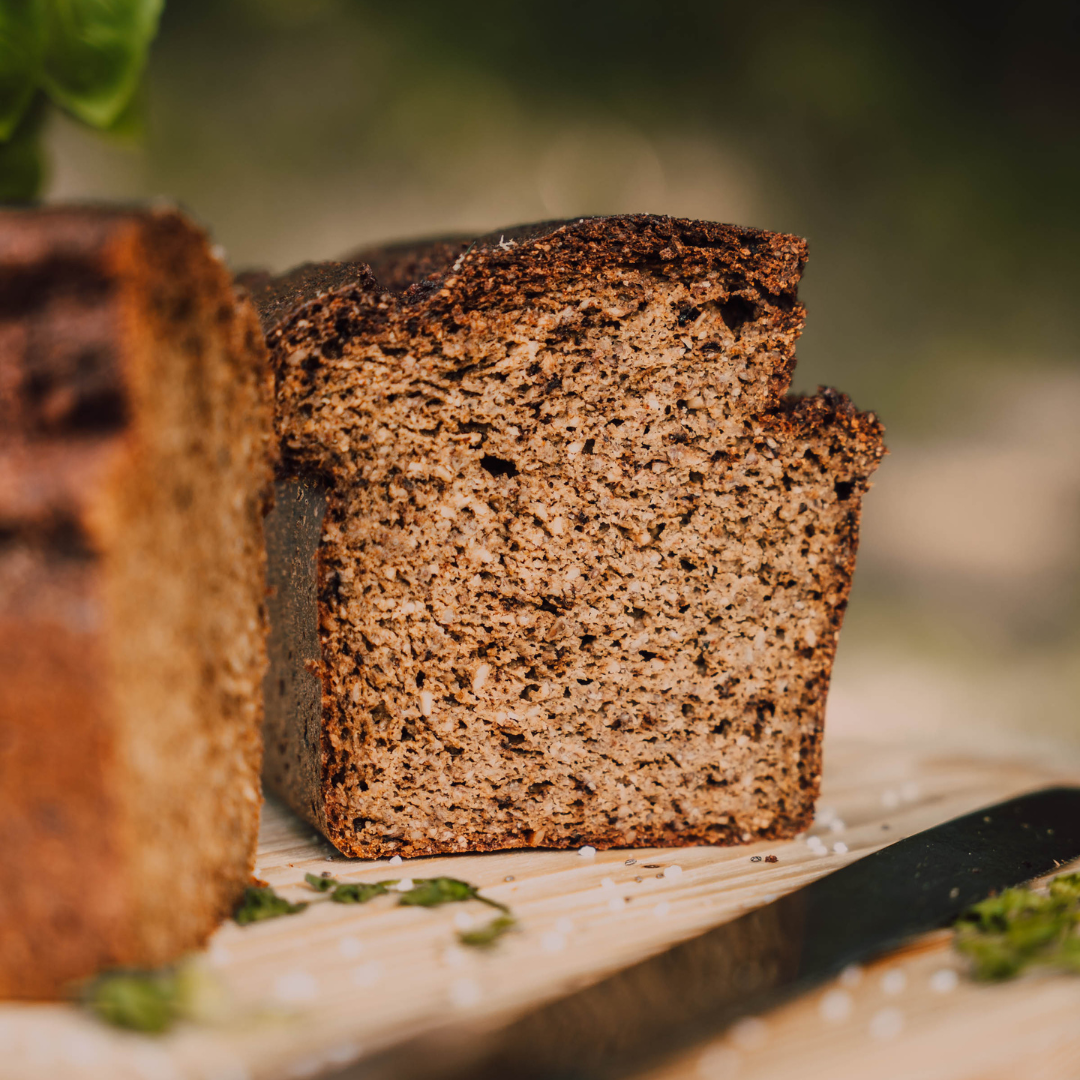 Hanfmilch-Walnusscreme-Brot